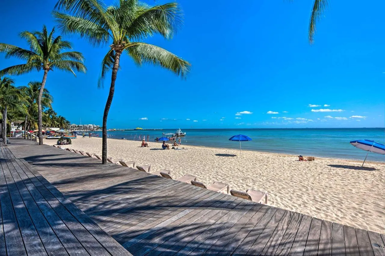Playa Del Carmen Beachfront Condo With Pool Access! Apartment Playa del Carmen