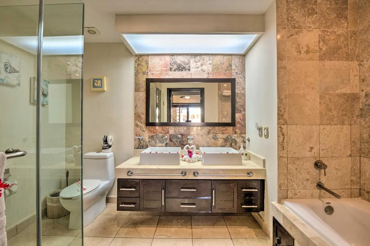 Playa Del Carmen Beachfront Condo With Pool Access! Mexico