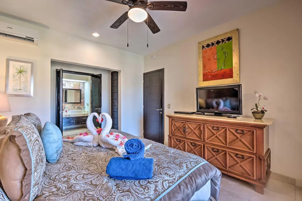 Playa Del Carmen Beachfront Condo With Pool Access! Apartment
